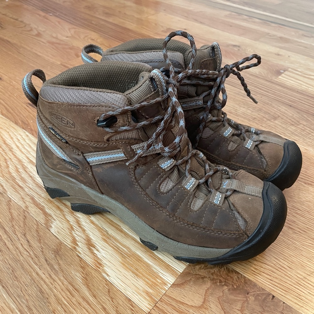 Women’s KEEN Hiking Boots - size 7